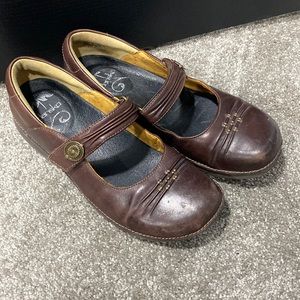 Woman’s size 8 Dansko Mary Janes. Brown leather.